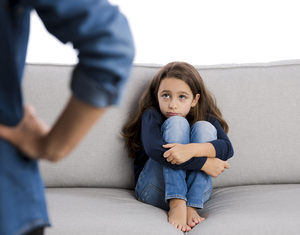 অনেক সন্তান আছে, যারা ইচ্ছাকৃতই বাবা-মায়ের অবাধ্য হয়। খুব ছোটবেলাতেই এমন স্বভাবের হদিশ পেলে তাকে প্রথমেই শাসন করে আরও একগুঁয়ে করে তুলবেন না। তার চেয়ে তার এই অভ্যাস বদলাতে তার বেড়ে ওঠায় কিছু নিয়মশৃঙ্খলা আনুন। কাজ না হলে মনোস্তত্ববিদের সাহায্য নিন। ছবি: শাটারস্টক।