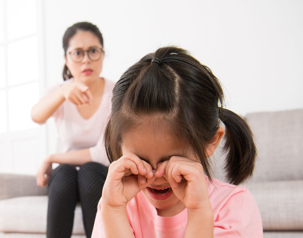 সারা ক্ষণ সন্তানের সমালোচনাই করে যান? অন্যের সঙ্গে তুলনা করে তাকে খাটো করেন? এতে সন্তাম বাবা-মায়ের প্রতি শ্রদ্ধা হারায়। এমন স্বভাব নিজের থাকলে আগে তা বদলান। সন্তান যেন কখনও আপনার কাছে তার নিজের মূল্য নিয়ে সংশয়ে না থাকে। এতে সম্পর্কের ক্ষতি হয়। সে আরও অবাধ্য হয়ে ওঠে। ছবি: শাটারস্টক।