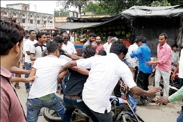 রঘুনাথপুর থানার সামনে দুই পক্ষের হাতাহাতি। নিজস্ব চিত্র