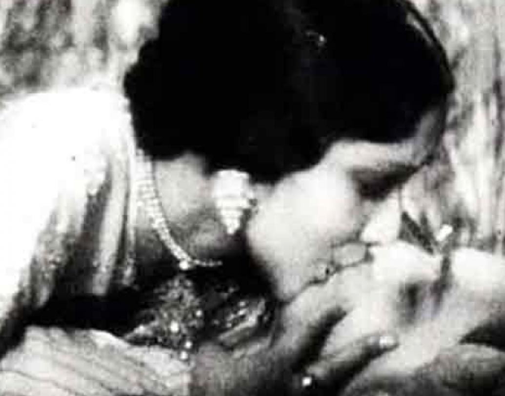 দেবিকা রানি: ১৯৩৩ সালে ‘কর্ম’ ছবিতে দেবিকা রানি প্রথম চুম্বনের দৃশ্যে অভিনয় করেন। স্বামী হিমাংশু রায় ছিলেন তাঁর বিপরীতে।