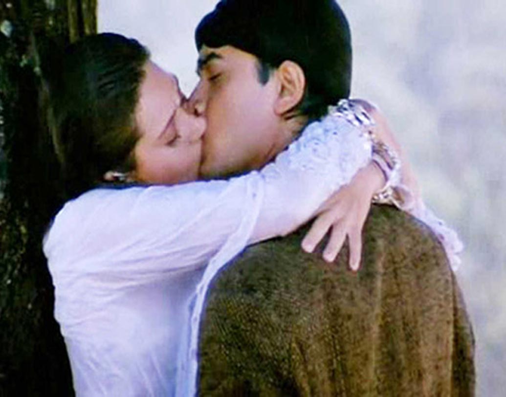 করিশ্মা কপূর: ১৯৯৬ সালে আমির খানের বিপরীতে ‘রাজা হিন্দুস্তানি’ ছবিতে চুম্বনের দৃশ্যে অভিনয় করেন করিশ্মা।