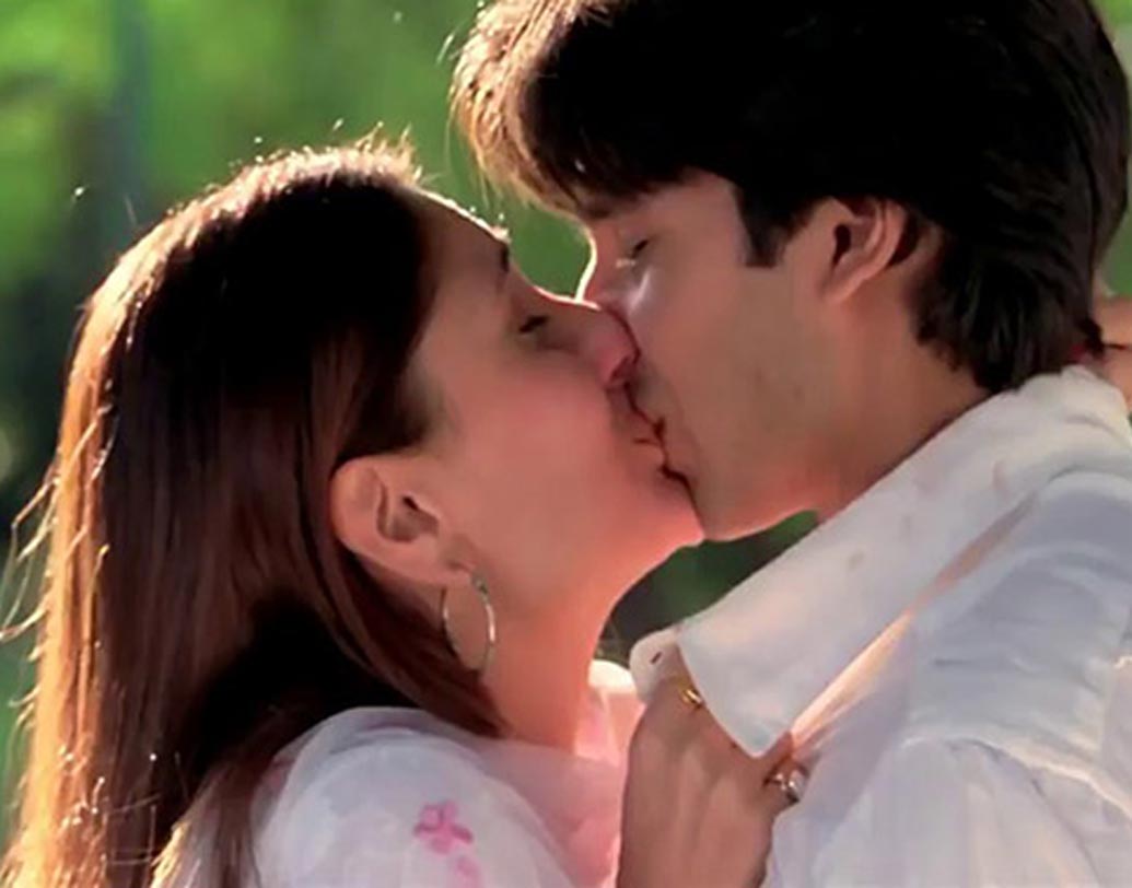 করিনা কপূর: ‘জব উই মেট’-এ (২০০৭) প্রাক্তন শাহিদ কপূর, কিংবা ‘থ্রি ইডিয়টস’-এ (২০০৯) মিস্টার পারফেকশনিস্ট আমির খানের সঙ্গে লিপলকের দৃশ্যে স্বচ্ছন্দ ছিলেন করিনাও।