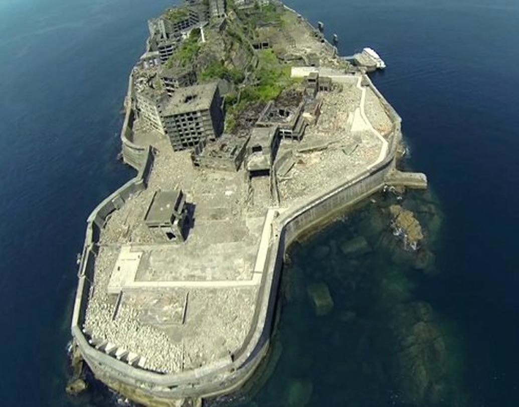 বিশ্বের ৫০৫টি জনমানবহীন দ্বীপের অন্যতম হাশিমা দ্বীপ। নাগাসাকি থেকে ১৫ কিমি দূরে জাপানের এই দ্বীপকে গানকানজিমা নামে ডাকা হয়। যার অর্থ সামরিক বাহিনীর জাহাজ।