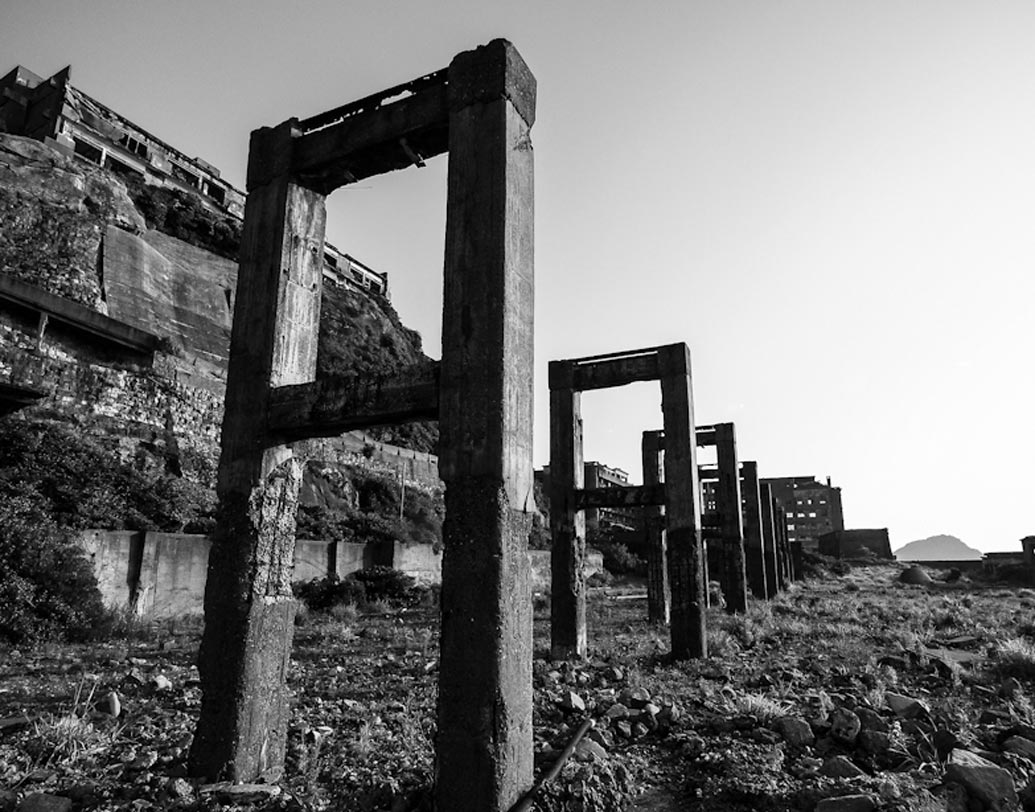 টাইফুনের হাত থেকে বাঁচানোর মতো করেই দ্বীপটি তৈরি করা হয়েছিল। দায়িত্বে ছিল মিৎসুবিশি।প্রাকৃতিক দুর্যোগকে জয় করে এখনও বেশ কিছু ভগ্নাংশ রয়ে গিয়েছে এই পরিত্যক্ত দ্বীপে।