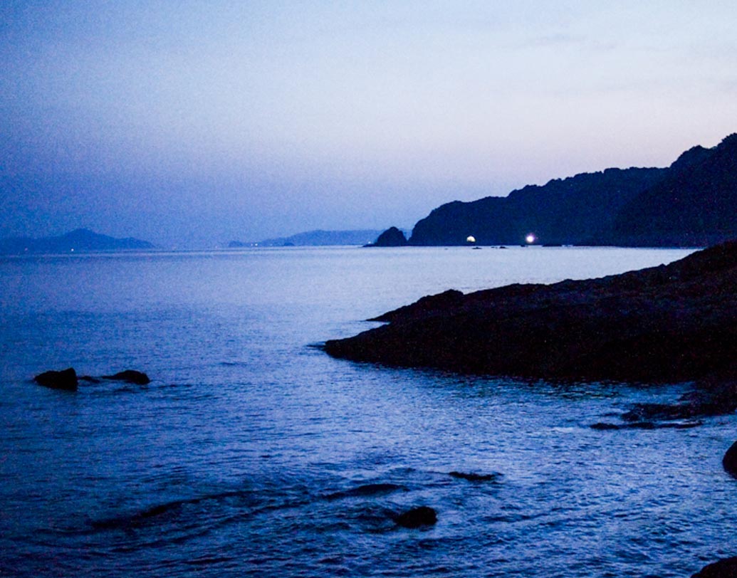 টাইফুনের হাত থেকে বাঁচানোর মতো করেই দ্বীপটি তৈরি করা হয়েছিল। দায়িত্বে ছিল মিৎসুবিশি। কোরিয়ার গবেষকদের অনেকেই বলছেন, জাপানের তরফে দ্বীপে কর্মরত কোরীয় শ্রমিকদের উপর অত্যাচারের কথাও নাকি চাপা দেওয়ার চেষ্টা করা হয়েছে অনেক বার।