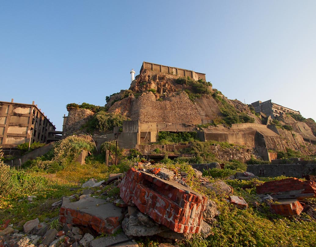 এই দ্বীপ নিয়ে তৈরি একটি বিজ্ঞাপন নিউ ইয়র্কের টাইমস স্কোয়ারে একটানা সম্প্রচারিত হয় ২০১৭ সালের জুলাইয়ে। সেখানে জাপানের শিল্প বিপ্লব এবং সেই প্রেক্ষিতে কোরীয় শ্রমিকদের ওই দ্বীপে জোর করে ধরে নিয়ে আসার কথা বলেন দক্ষিণ কোরিয়ার সাংশিন বিশ্ববিদ্যালয়ের অধ্যাপক কিয়ং দুক। নির্জন এই হাশিমা দ্বীপ নিয়ে আরও উৎসাহ বাড়ে। সোশ্যাল মিডিয়ায় নেটিজেনরাও কথা বলতে থাকেন।