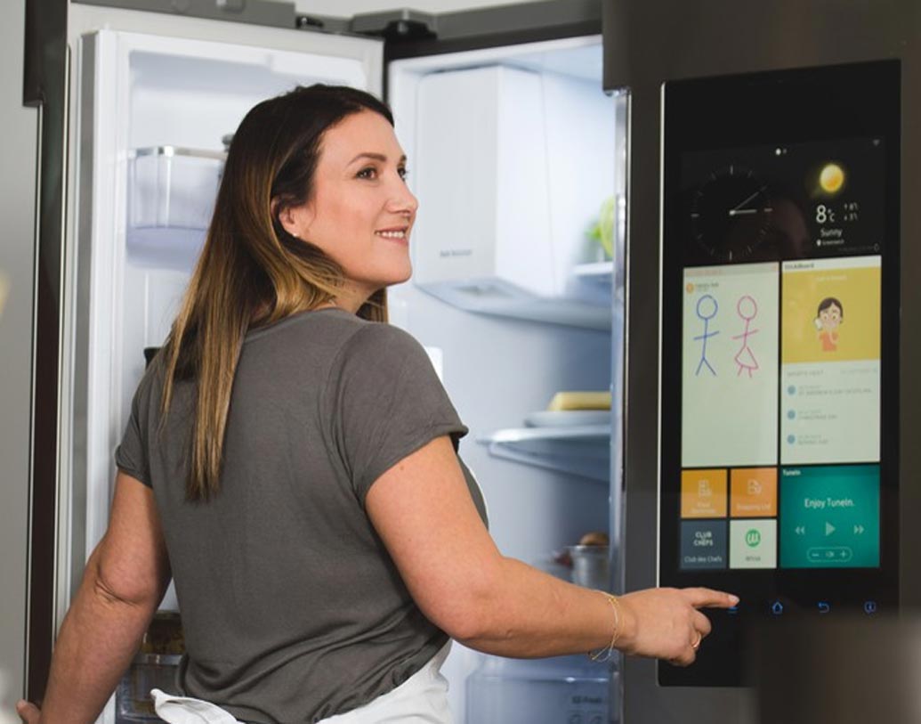 ভয়েস কন্ট্রোলের মাধ্যমে এই রেফ্রিজারেটর নিয়ন্ত্রণ করা যাবে। বাড়ির প্রত্যেকের গলার স্বর আলাদা করে চিনতে পারবে এটি।