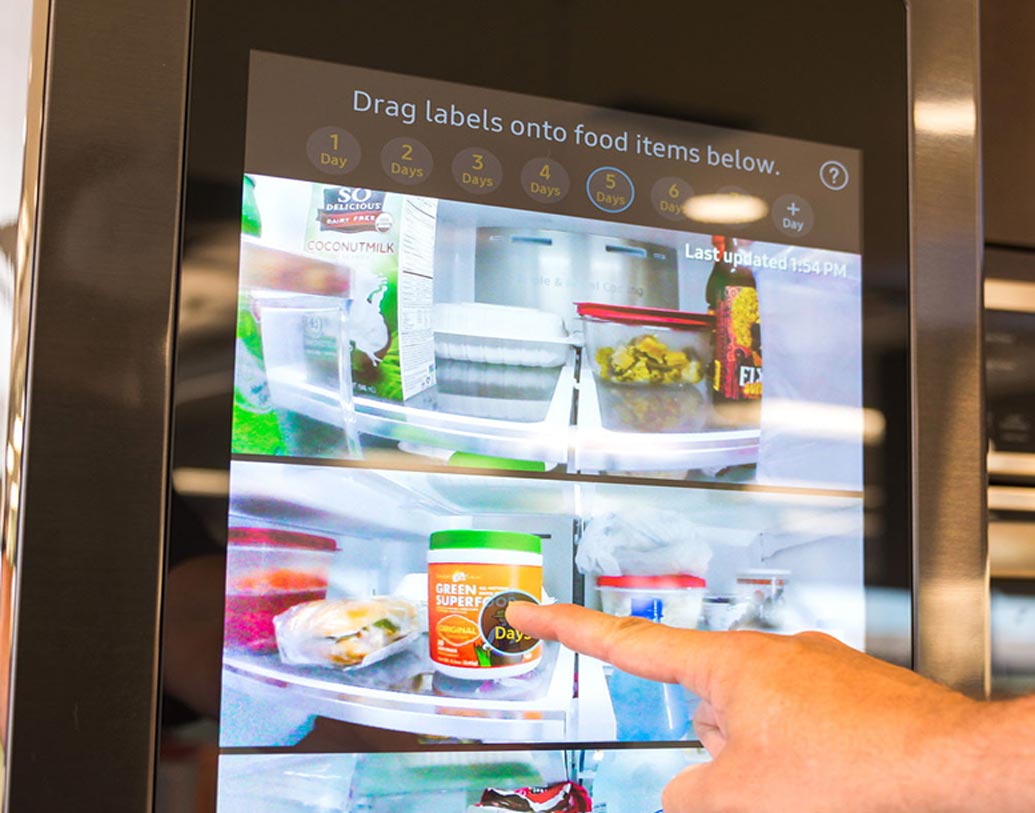 রেফ্রিজারেটরের ক্যামেরা দিয়ে ভিতরে থাকা খাবার ‘ডিজিটালি লেবেল’ করে রাখা সম্ভব। সেখানে কোন খাবার কবে নষ্ট হয়ে যাচ্ছে তা লিখে রাখা যাবে।