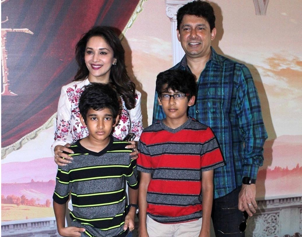 মাধুরী দীক্ষিত: আমেরিকার প্রবাসী চিকিৎসক শ্রীরাম নেনের সঙ্গে ১৯৯৯ সালে বিয়ে হয় ‘ধক ধক’ গার্লের। কেরিয়ারের শীর্ষে ছিলেন তখন। বহু বছর পর ‘আজা নাচলে’ ছবিতে কামব্যাক করেন মাধুরী। দুই ছেলে রয়েছে তাঁর।