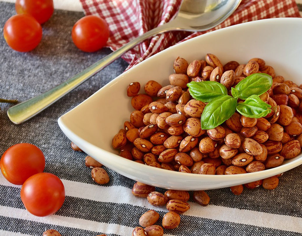 বেড়াতে গিয়ে খাবারদাবারের চিন্তা ছাড়বেন হোটেল বা রেস্তরাঁর উপর, এমনটাই ভেবেছেন তো? বেশ, তাতে কোনও ভুল নেই। কিন্তু তার পরেও সঙ্গে রাখুন কিছু শুকনো খাবার। যাত্রাপথে খিদে পাওয়া ছাড়াও হোটেলে থাকাকালীন টুকটাক খিদে সামাল দিতেও এ সব কাজে আসবে। ছবি: পিক্সঅ্যাবে।