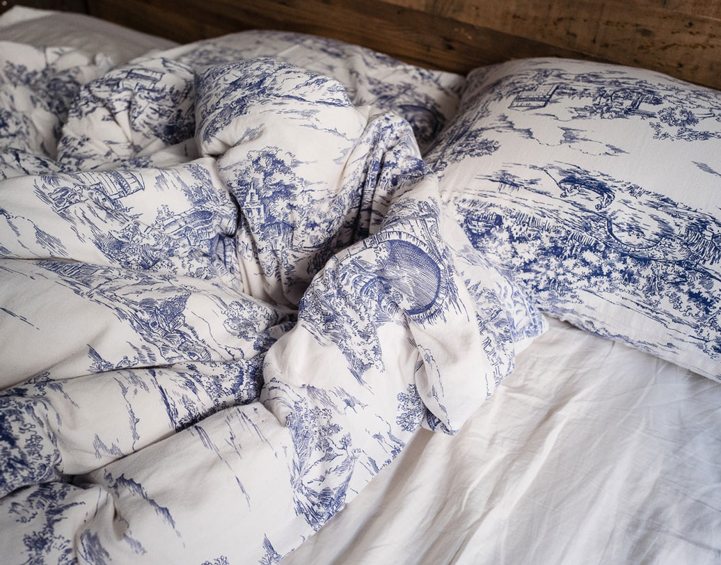 হোটেলের ঘর যত সাফ সুতরোই হোক, অনেকেই ঘুমনোর সময় নিজের পরিচিত চাদরে শুতেই স্বচ্ছন্দ বোধ করেন, তেমন অভ্যাস যদি আপনারও থাকে, তবে সঙ্গে রাখুন অন্তত একটা বিছানার চাদর ও বালিশের ঢাকা। শুধু ঘুমোতেই নয়, হোটেলের কম্বল ব্যবহারেও অনেকের অনীহা থাকে। চাদর কাজে আসে সে ক্ষেত্রেও। ছবি: আনস্প্ল্যাশ।