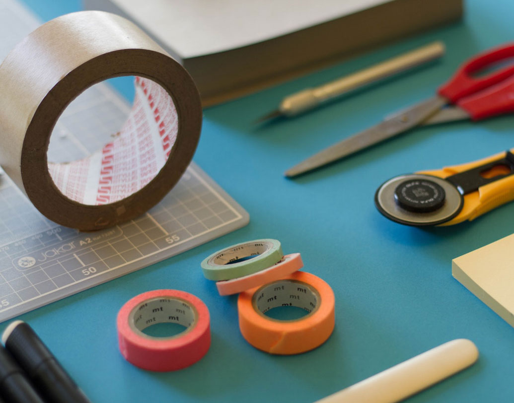 নতুন জায়গার বেড়াতে গেলে একটা ছোট ব্যাগে ভরে নিন কাগজ বা প্যাকেট কাটার হালকা ছুরি, কাঁচি-সহ টুকটাক দরকারের কিছু যন্ত্রপাতি। অনেক সময় হোটেলের বাইরেও হঠাৎই প্রয়োজন পড়তে পারে এদের। কাজেই এমন জিনিস সঙ্গে থাকলে সমস্যায় পড়তে হবে না। ছবি: আনস্প্ল্যাশ।