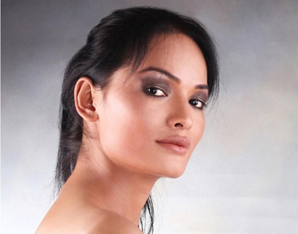 এরপর লড়াইয়ের শুরু। নিজের পড়াশোনার খরচও নিজেকেই জোগাড় করতে হত স্কুলজীবনের শেষ থেকেই। মা ও বোন ছাড়া বাড়ির আর কেউ তাকে সমর্থন করেননি, জানান অঞ্জলি।