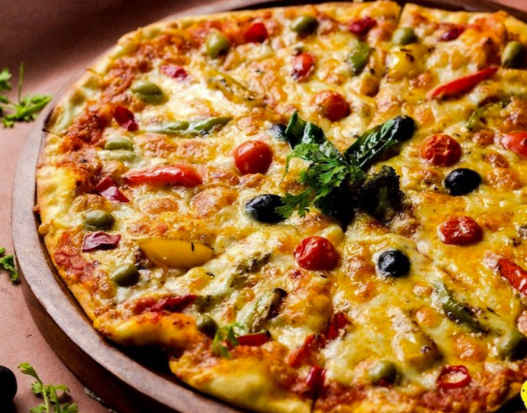 চাঙ্কি’জ: মাঝরাতে বার্গার, পিৎজা, স্যান্ডউইচে মন ভরাতে চান? তা হলে আপনার ঠিকানা হোক মহাবীর মন্দিরের কাছে ৪০ সি (প্রথম তল) পদ্মপুকুর রোডের চাঙ্কি’জ। রাত ৩ টে অবধি খোলা এই ভেজ রেস্তরাঁর পিৎজা না খেলে পস্তাবেন। করসমেত দু’জনের খাওয়ার খরচ ৫০০ টাকা। কম্বো ডিনারের সুবিধা আছে।