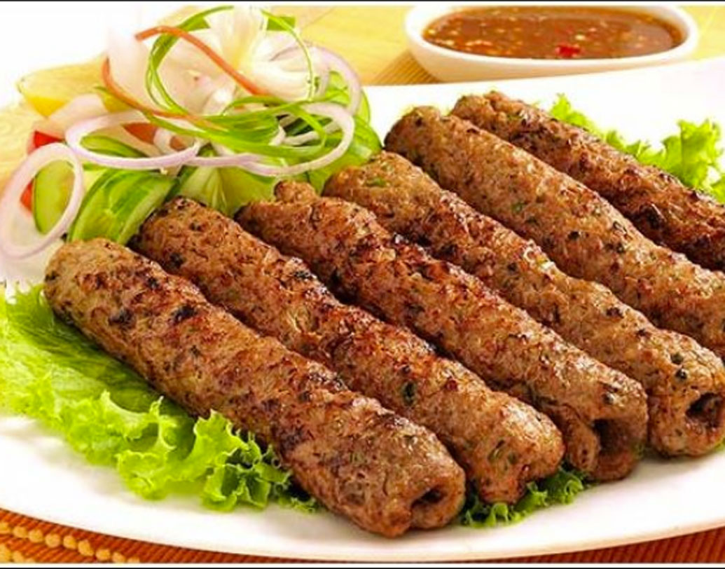 ভুখাদ: মাঝে মাঝেই পাতে মাটন শিক কাবাব না পেলে মনখারাপ হয়? তা হলে কলকাতার নামী রেস্তরাঁর পাশে ভুখাদকেও ভুলবেন না! রাত ৩ টে অবধি খোলা ১/১ ক্রিমেটোরিয়াম স্ট্রিটের এই রেস্তরাঁ। এগ স্যান্ডউইচ, ক্রিসপি চিলি বেবি কর্ণ, নুডুলস দিয়েও সারতে পারেন ভরপেট ডিনার। দু’জন থেকে খরচ পড়বে ৫০০ টাকা।