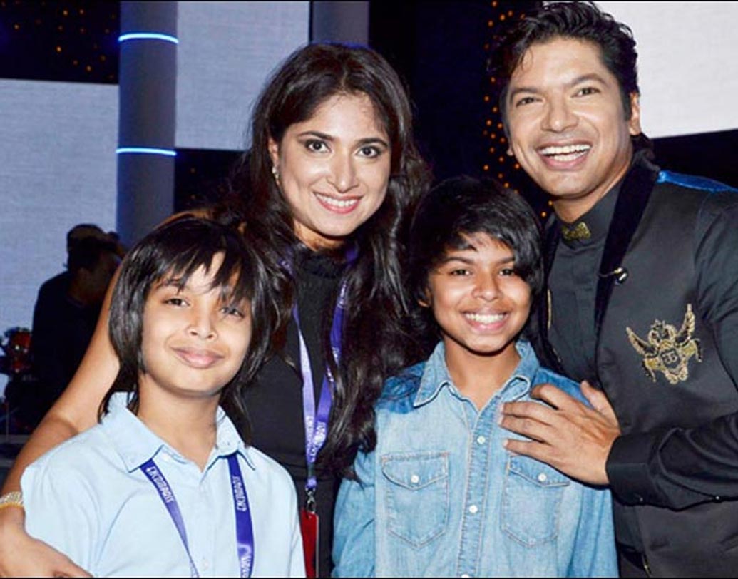 শান ওরফে শান্তনু মুখোপাধ্যায়। ‘বেহতি হাওয়া সা হ্যায় উও’ গায়কের সহধর্মিণী রাধিকা ছিলেন একজন পাইলট। রয়েছে দুই সন্তানও। স্ত্রী রাধিকার জন্য ‘উও লড়কি হ্যায় কাহা’ গাইতে পছন্দ করেন শান।