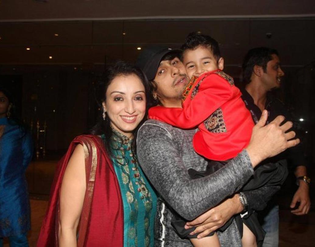 সোনু নিগম: ‘দিল নে তুমকো’ গানটা নাকি স্ত্রীর জন্য গাইতেই পছন্দ করেন সোনু। ভারতের প্রতিটি প্রদেশের ভাষাতেই মোটামুটি গান গেয়েছেন। জীবনের সুর খুঁজে পেয়েছেন স্ত্রী মধুরিমার জন্য। রয়েছে এক ছেলে।