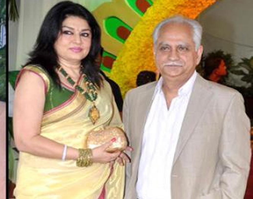 স্ত্রী গীতার সঙ্গে বেশ ভালই ছিলেন পরিচালক রমেশ সিপ্পি। কিন্তু দূরদর্শনের একটি শোয়ের সময় গিয়ে আলাপ হয় অভিনেত্রী কিরণ জুনেজার সঙ্গে। রটেছিল দু’জনের সম্পর্কের কথা। প্রথমে তা প্রকাশ্যে আসেনি।পরে গীতার সঙ্গে বিচ্ছেদ হয় তাঁর। কিরণকে বিয়ে করেন ‘শোলে’ পরিচালক।