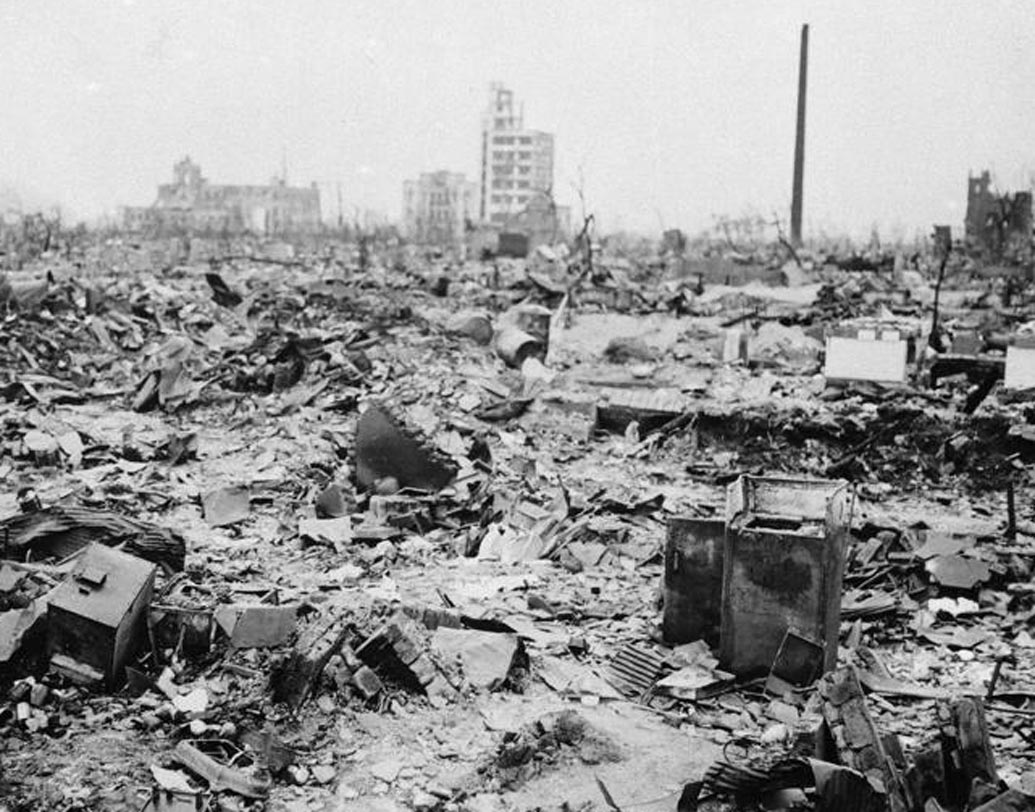 ১৯৪৫-এর সকালে জ্ঞান হারানোর আগে সুতোমু দেখেছিলেন, তাঁর শরীরের বেশ খানিকটা পোড়া, বাঁ কানে কিছু শুনতে পাচ্ছেন না। যদিও তা যে পরমাণু হামলা, জানা ছিল না।