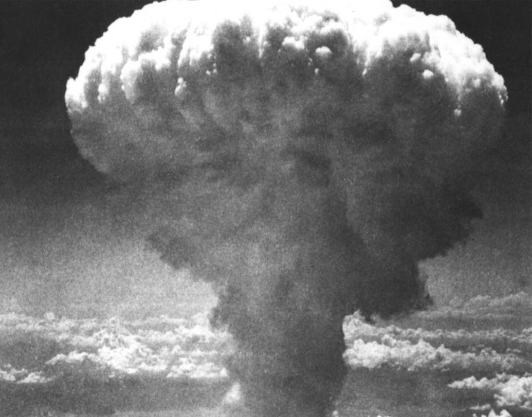 ৯ অগস্ট সকালে সুতোমু হেড-অফিসে যান। সারা শরীরে ব্যান্ডেজ। অফিসের বস-সহকর্মীদের কাছে ভয়াবহ ঘটনার কথা বলছিলেন। আচমকা নাগাসাকির আকাশেও সেই এক ভয়াবহ আলো! সেই কান-ফাটানো শব্দ।