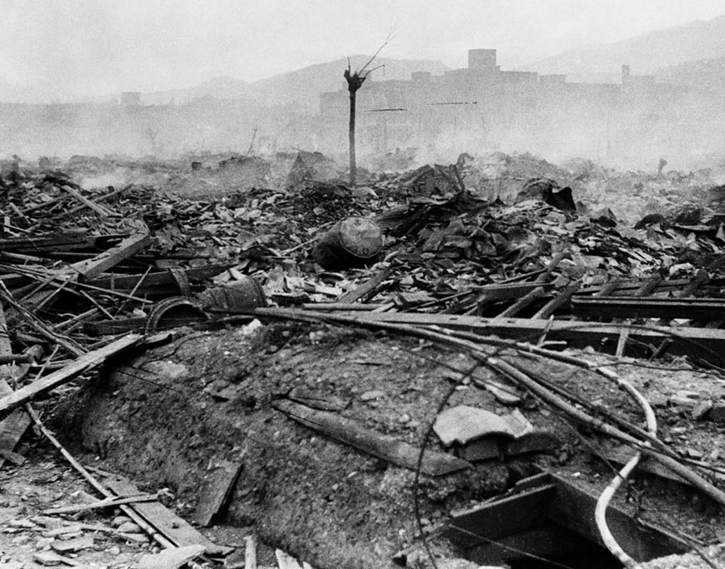 ফের জখম হলেন সুতোমু। ৭০০০০ মানুষ মারা গেলেও বাঁচলেন তিনি। ছুটলেন স্ত্রী-সন্তানের কাছে। দেখলেন বেঁচে গিয়েছেন তাঁরাও।