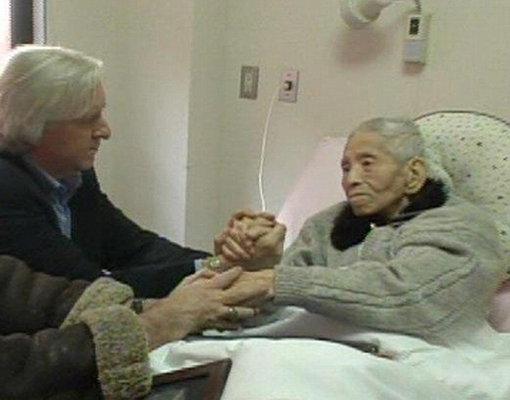 বিশ্বযুদ্ধের পরের তিন বছরে তাঁর দুই মেয়ে হয়েছিল। তাঁরাও আজীবন অসুস্থ। ক্যান্সারে আক্রান্ত হয়ে ৯৩ বছর বয়সে ২০১০ সালে প্রাণ হারান তিনি। স্ত্রী, পুত্রও মারা যান ক্যান্সারে। মৃত্যুর আগে জেমস ক্যামেরনের সঙ্গে তাঁর কথা হয়। সুতোমুকে নিয়ে ছবি বানাতে চেয়েছিলেন জেমস।