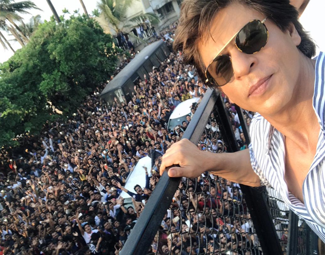 শাহরুখ খান: কিং খানের বাড়ি ‘মন্নত’ বান্দ্রার ‘ভিউ পয়েন্ট’।অনুরাগীদের ভিড়ও থাকে সবসময়।প্রতি মাসে এই বাড়ির ইলেকট্রিসিটি বিলের অঙ্ক ৪৩ লক্ষ টাকার আশেপাশেই।