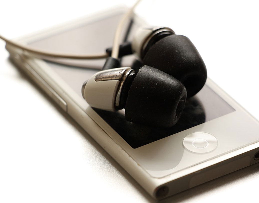 গান: মানসিক চাপে জেরবার হওয়া থেকে বাঁচতে শরণ নিন হালকা কোনও গানের। আপনার ভাল লাগে এমন কোনও হালকা গান বা বাদ্যযন্ত্রে মন দিন। অফিসে থাকলেও হাতে মাত্র মিনিট পাঁচেক সময় নিয়ে কাজ থেকে উঠে ইয়ারফোনে শুনে আসুন গান। ফের কাজে বসুন। গান মস্তিষ্কের কোষকে আরাম দিয়ে কাজের গতি, নিপুণতা সবই বাড়ায়। ছবি: পিক্সঅ্যাবে।