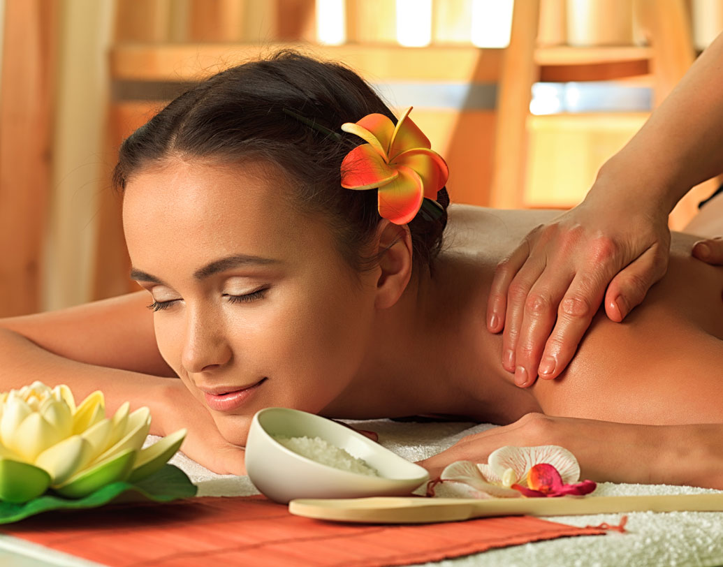 বডি মাসাজ: শরীরের নানা বেদনা কমাতে যেমন এটি উপকারী, ঠিক তেমনই মানসিক চাপ কমিয়ে মনকে প্রফুল্ল রাখতেও এর জুড়ি নেই। পেশী ও স্নায়ুগুলিকে সতেজ রাখে ও রক্ত চলাচলে সুবিধা করে দেয় এই ধরনের মাসাজ। তাই সপ্তাহে এক বার বডি মাসাজ করালে শরীর ও মন দুই-ই ফুরফুরে থাকবে। ছবি: শাটারস্টক।