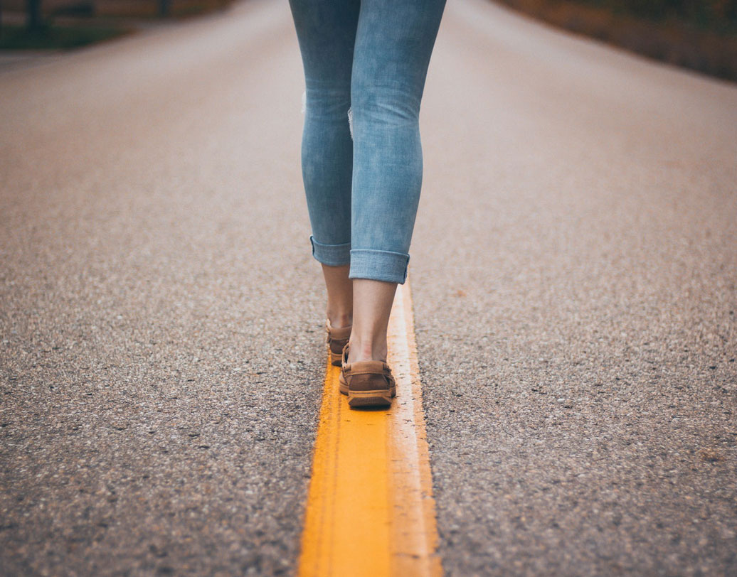 হাঁটুন: কাজে মন না বসলে বা চাপ পড়লে অনেকেই ধূমপানের আশ্রয় নেন, যা শরীরের জন্য অত্যন্ত ক্ষতিকর। তাই সে সব ছেড়ে বরং হাঁটায় মন দিন। কোনও এক সময় অফিস থেকে বেরিয়ে চারপাশ হেঁটে আসুন। মিনিট পনেরো হাঁটলেও শরীরের পেশিরা সক্রিয় হয়। দীর্ঘ ক্ষণ এক জায়গায় বসে কাজ করার ক্লান্তি কমে। ছবি: আনস্প্ল্যাশ।