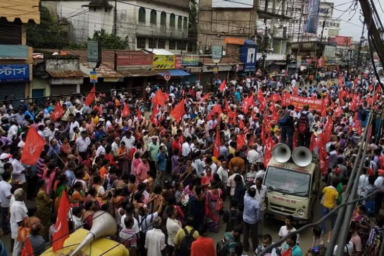 জেল ভরো কর্মসূচিতে বারাসতে বামেদের মিছিল। —নিজস্ব চিত্র।