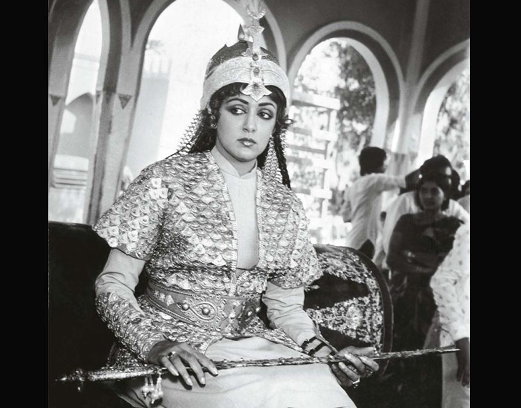 হেমা মালিনী: ‘রাজিয়া সুলতান’ ছবির শুটিং চলাকালীন অন্তঃসত্ত্বা ছিলেন হেমা। দিব্যি শুটিং চালিয়ে যান তিনি। মেয়ে এষার জন্ম হয় তারপর।ছবিটিতে হেমার অভিনয় রীতিমতো প্রশংসিত হয়েছিল।