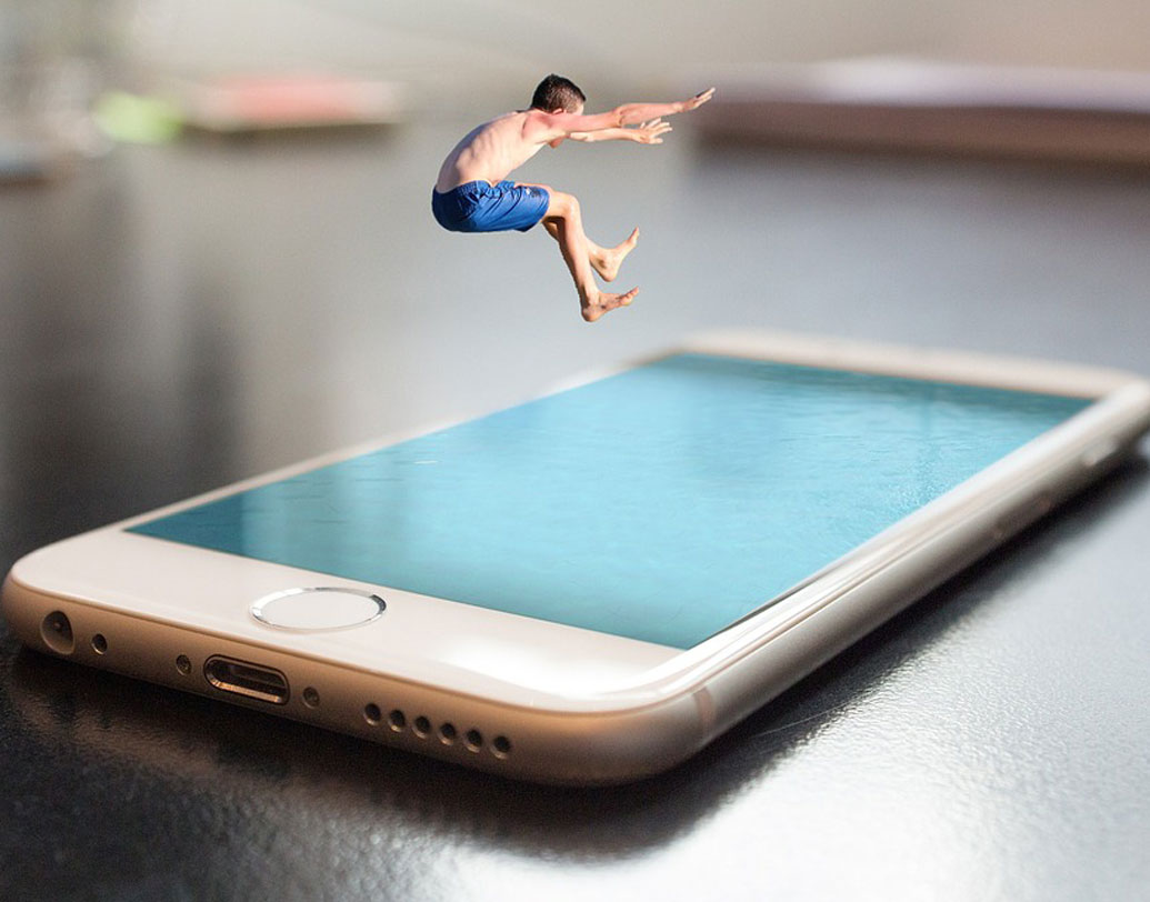 অনেক অভিভাবক সন্তানের দৌরাত্ম্য নিয়ন্ত্রণ করতে গিয়ে তার হাতে মোবাইল তুলে দেন। নিজেরাই তাকে মোবাইল গেমে ব্যস্ত রাখেন। চিকিৎসকদের মতে, এটি শিশুর মস্তিষ্কে বিরূপ প্রতিক্রিয়া আনে। গেমের দ্রুততার সঙ্গে পাল্লা দিতে গিয়ে মস্তিষ্কের কোষগুলি অতি সক্রিয় হয়, যাতে একটানা কিছুতে মন বসানোর অভ্যাস কমে। ছবি: পিক্সঅ্যাবে।