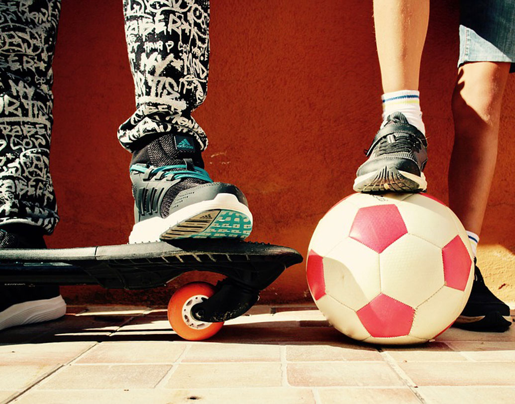 এই রুটিনে সন্তানের পছন্দের কাজ, এমনকি দৌড়োদৌড়ি করে খেলা ও টিভি দেখার জন্যও কিছুটা সময় বরাদ্দ রাখুন। এতে তার মন আনন্দে থাকবে। এ ছাড়া রুটিন প্রতি দিন একই রকম না রেখে প্রায়ই তার রদবদল ঘটান। তাতে একই রুটিনে অভ্যস্ত হতে গিয়ে সন্তান যান্ত্রিক হয়ে উঠবে না, ক্লান্তও হবে না। ছবি: পিক্সঅ্যাবে।