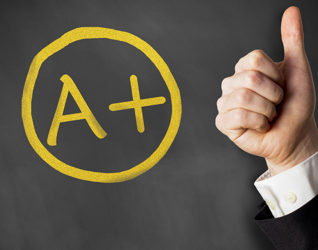 ভাল কাজ করলে বা মন দিয়ে কোনও কাজ শেষ করতে পারলে তার প্রশংসা করুন। মনোবিজ্ঞান বলে, ছোটরা তার অভিভাবকদের মুখে প্রশংসা শুনতে চায়। এতে আরও মন দিয়ে কাজ করার প্রতি তার আগ্রহ বাড়বে। কাজ ও মনঃসংযোগ দুইয়ের গুরুত্বই বুঝে জীবনে চলার পথ সুন্দর করে তুলতে পারবে। ছবি: শাটারস্টক।