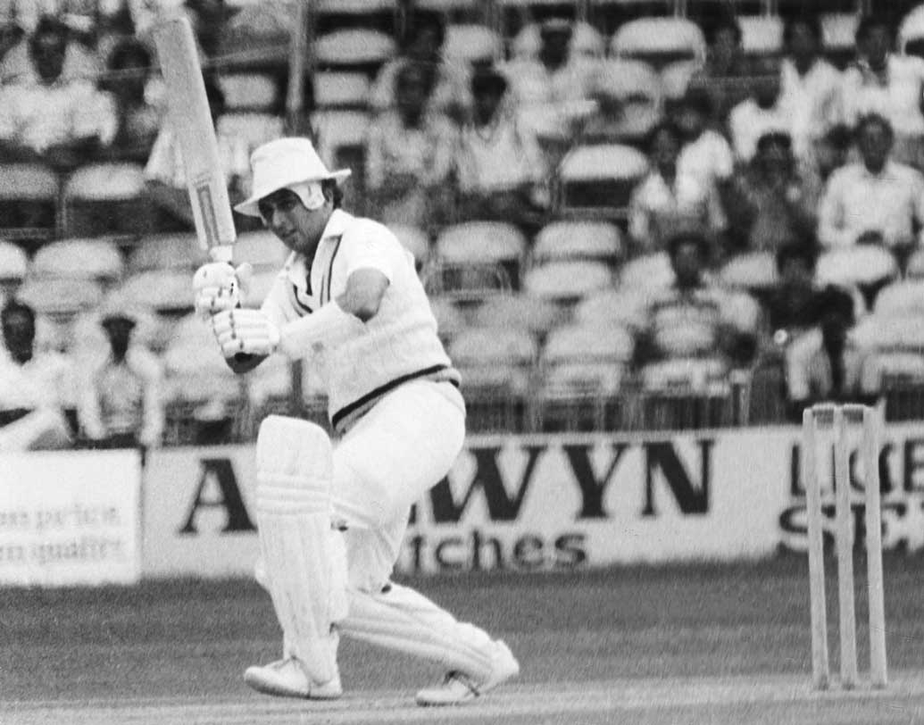 সুনীল গাওস্কর: ভারতের সর্বকালের অন্যতম সেরা ওপেনিং ব্যাটসম্যান এখনও পর্যন্ত ভারতীয়দের মধ্যে দ্রুততম ছ’হাজার রান করেছেন। তিনি ১১৭ ইনিংসে ছ’হাজার রানের গন্ডি টপকান।