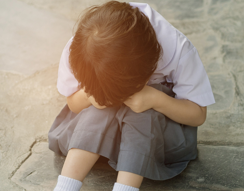 প্রথম প্রথম স্কুলে যাওয়ার সময় অনেক শিশুই কান্নাকাটি করে। বাড়ির পরিবেশ, চেনা মানুষজনের মুখ ছেড়ে অনেকটা সময় একা থাকার ভয় তাকে তাড়া করে বেড়ায়। এই সময় শিশুকে সময় দিন। তাকে বোঝার চেষ্টা করুন। অনেক অভিভাবক এমন পরিস্থিতিতে কড়া শাসনে রেখে শিশুদের অভ্যাস বদলাতে চান। এমন ভুল করবেন না। ছবি: শাটারস্টক।