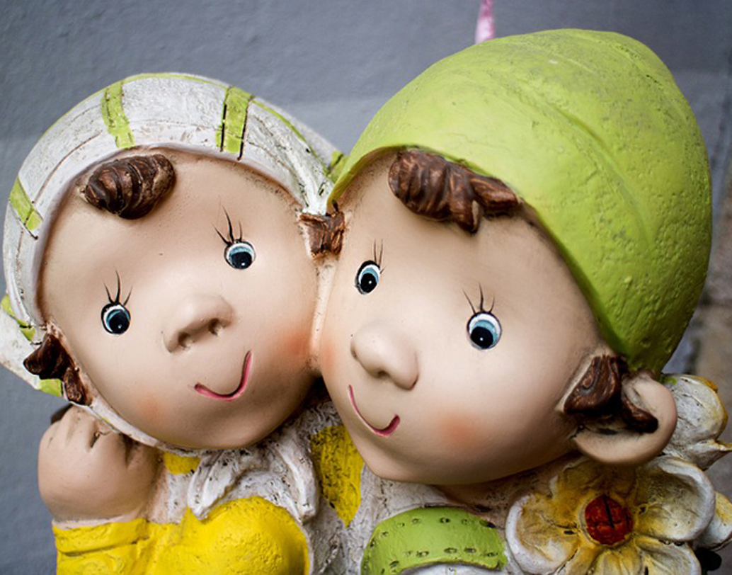 কিছু দিন কাটার পর শিশু স্কুলে অভ্যস্ত হতে শেখে, তার নতুন অনেক বন্ধুও হয়। নজর রাখুন সে সব বন্ধুত্ব যেন তাকে আনন্দ দেয়। আপনিও চিনে রাখুন তার নতুন বন্ধুদের। শিশুর জীবন শুরুর প্রাথমিক সময় থেকেই বন্ধুত্বের মর্যাদা ও প্রয়োজনীয়তা তাকে উপভোগ করতে দিন। সহজ হয়ে ওদের মতো করেই মিশতে দিন ওদের। ছবি: পিক্সঅ্যাবে।