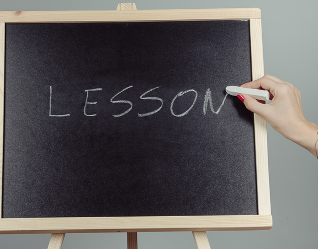 স্কুলের শিক্ষক-শিক্ষিকাদের সঙ্গে ঠিক কেমন সম্পর্ক তার? কাউকে বিশেষ ভয় পায় কি? পেলে কেন পায়? জেনে রাখুন সব খুঁটিনাটি। ওর শিক্ষকদের সঙ্গে সুসম্পর্ক বজায় রাখুন আপনিও। তাতে সন্তানের পড়াশোনা, আচার-ব্যবহার, স্কুলজীবন সব কিছু নিয়েই একটা স্পষ্ট ধারণা থাকবে। ছবি: শাটারস্টক।