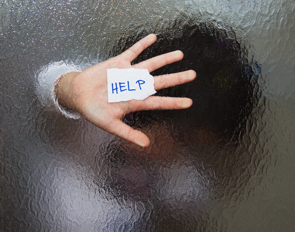 স্কুলে বন্ধু বা শিক্ষক-শিক্ষিকাদের সঙ্গে শিশুর বোঝাপড়ায় কোথাও ঘাটতি থেকে যাচ্ছে কি? প্রয়োজনে শিশুর সঙ্গে কথা বলুন। তাকে কোনও রকম হেনস্তার শিকার হতে হচ্ছে কি না তা নজরে রাখুন। একটি শিশুর প্রথম স্কুল তার জীবনে অত্যন্ত গুরুত্বপূর্ণ। তাই সেখানে ওর কোনও সমস্যা যাতে না হয়, সে দিকে নজর রাখুন। ছবি: শাটারস্টক।