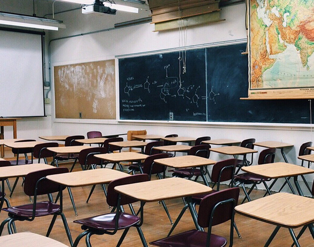 শিশুর স্বভাবের সঙ্গে স্কুলের পরিবেশ মানানসই না হলে তা তার মনের উপর প্রভাব ফেলে। এই পরিবেশে ওকে খাপ খাওয়াতে সাহায্য করুন, একান্তই সে তা না পারলে স্কুল বদলেও দেখতে পারেন। তবে সন্তান এ বিষয়ে কোথাও মানাতে না পারলে প্রয়োজনে চিকিৎসকের সাহায্য নিন। ছবি: পিক্সঅ্যাবে।