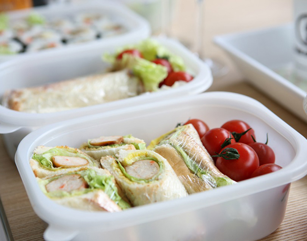 স্কুলে গেলে একা একা টিফিন খেতে হয়। বেশির ভাগ শিশুই নিজে হাতে খেতে পারে না। অনেক প্লে স্কুলেই টিফিন খেতে সাহায্য করেন অশিক্ষক কর্মীরা। সন্তানের ক্ষেত্রে সেই সাহায্য কাজে আসছে কি না নজরে রাখুন। প্রয়োজনে স্কুলের সঙ্গে কথা বলুন। দরকারে টিফিনে এমন কিছু দিন, যা হাতে করে খেতে ওর অসুবিধা না হয়। ছবি: শাটারস্টক।