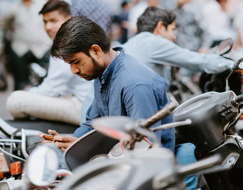 হু’র তরফে সুইত্জারল্যান্ডের চিকিৎসক রেজিনা রিপোর্টে বলেছেন, হাঁটাচলার জন্য একেবারেই সময় দেন না উন্নয়নশীল দেশের মানুষরা। হাঁটার জায়গাও কম তাঁদের আশপাশে, এমনটাও উল্লেখ রয়েছে রিপোর্টে। আর শারীরিক পরিশ্রম যাঁরা করেন, তাঁদের ক্ষেত্রে আবার পুষ্টির মাত্রা অত্যন্ত কম।