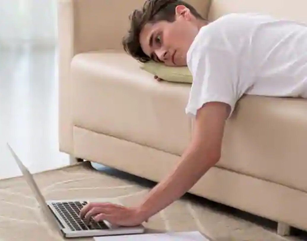 রিপোর্ট বলছে, এক টানা বসে কাজ করেন এই সব দেশের বেশির ভাগ নাগরিকই। শারীরিক পরিশ্রম খুব কমই হয়। অবসর সময়ে চোখ রাখেন মোবাইলে বা ল্যাপটপে। এঁরা মানসিক অবসাদে ভোগেনও বেশি।