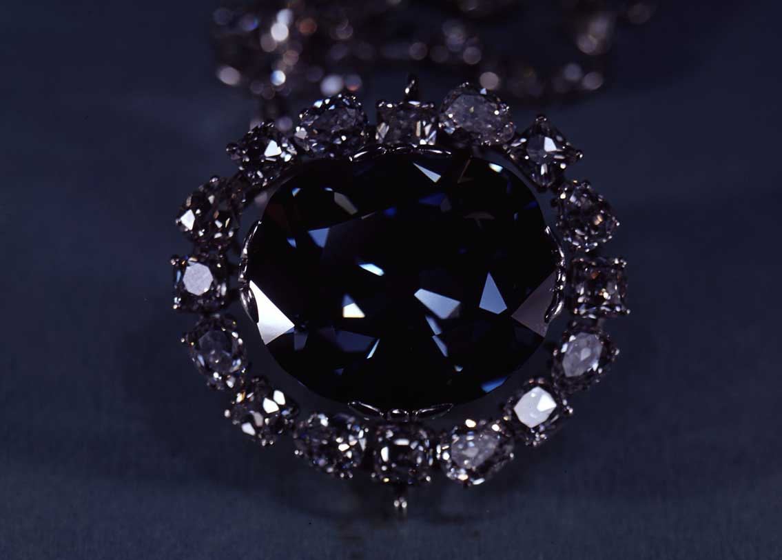 হোপ ডায়মণ্ড। ১৬৬০ সালে ফরাসি পর্যটক তাভার্নিয়ের কী ভাবে গোলকোন্ডা থেকে এই নীলাভ হিরেটি পান তা এখনও অন্ধকারে। ভারত থেকে ফ্রান্সে ফিরে তিনি এই হিরে বিক্রি করে দিয়েছিলেন ফ্রান্সের রাজাকে। অনেক হাতবদলের পর ১৯৫৮ সালে এই হিরেটি ওয়াশিংটনের একটি জাদুঘরে পাওয়া যায়। এখনও আমেরিকাতেই আছে ৪৫ ক্যারাটের এই হিরে।