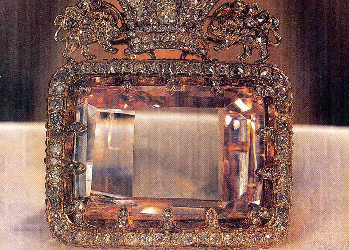 দরিয়া-ই-নুর,  অর্থাৎ আলোর সমুদ্র। হালকা গোলাপি রঙের এই হিরের খ্যাতি এক সময় কোহিনুরের থেকেই বেশি ছিল বলে শোনা যায়। নাদির শাহ দিল্লি লুঠের সময় এই হিরেটি ভারত থেকে পারস্যে (ইরান) নিয়ে যান। এখন ইরানের জাতীয় রত্ন হিসেবে তেহরানে শোভা পাচ্ছে ভারতের গোলকোন্ডায় পাওয়া এই বিশাল হিরেটি।