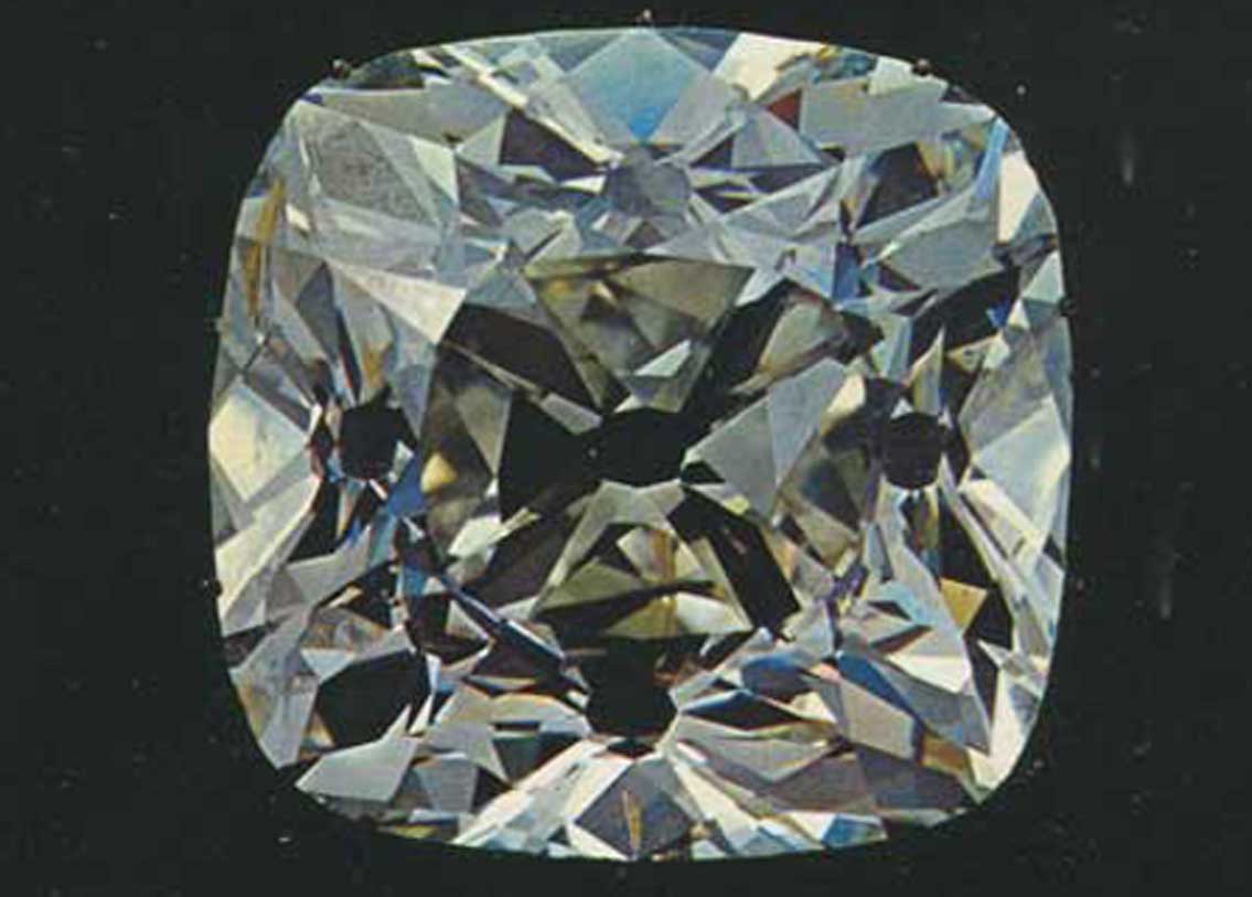 রিজেন্ট ডায়মন্ড, পৃথিবীর বিশুদ্ধতম হিরে। ১৪১ ক্যারাটের এই হিরেটি এখন আছে ফ্রান্সের ল্যুভর জাদুঘরে। ১৬৯৮ সালে এক শ্রমিক এই হিরেটি প্রথম খুঁজে পান। এক জন ইংরেজ নাবিক তা জানতে পেরে সেই শ্রমিককে খুন করে হিরেটি চুরি করেন। তার পর বহু হাতবদল হয়ে তা পৌঁছয় ফ্রান্সে। এই মুহূর্তে আনুমানিক মূল্য প্রায় ৪৪৪ কোটি টাকা।