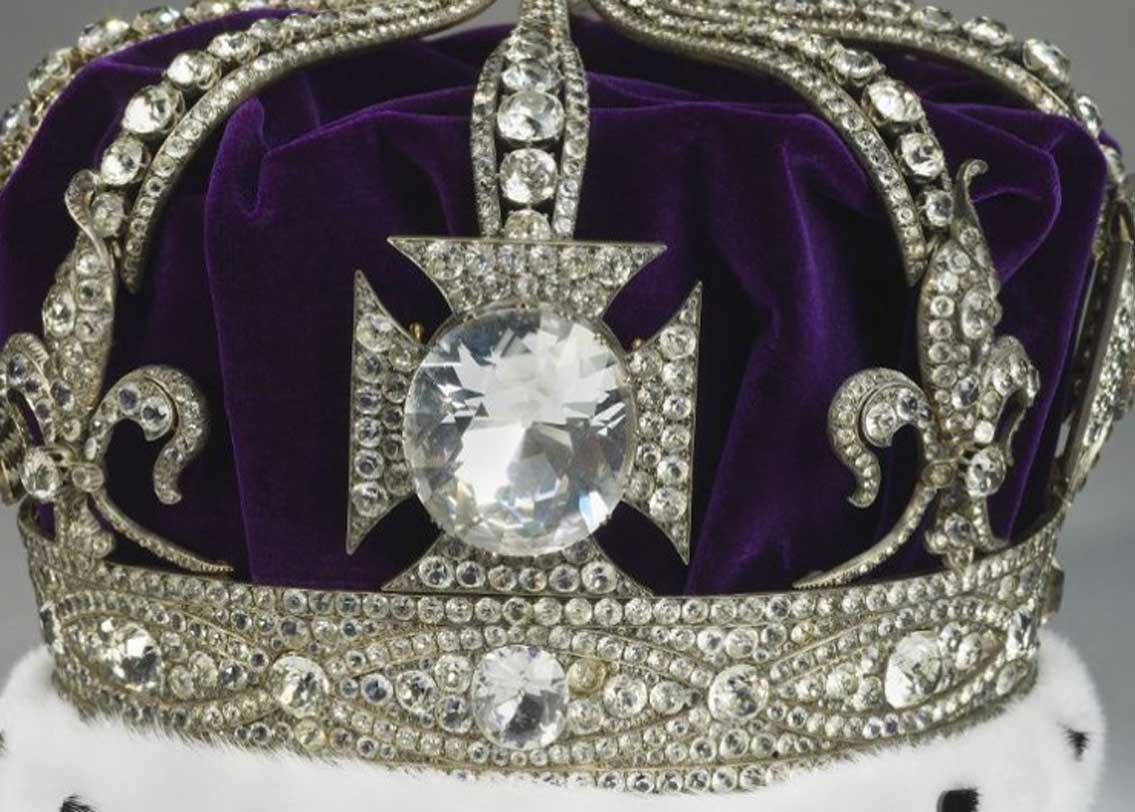 কোহিনুর। পৃথিবীর অন্যতম বিখ্যাত হিরে। অনেকে আবার কুখ্যাত বলেন। কারণ এই হিরের সঙ্গে জড়িয়ে আছে মন্দভাগ্য। ইতিহাস বলছে, যার কাছেই এই হিরে গিয়েছে, তাঁর জীবনেই নেমে এসেছে অভিশাপ। বাবর, নাদির শাহ, রণজিৎ সিংহ হয়ে এখন এই হিরে আছে ইংল্যান্ডে। ১০৬ ক্যারাটের এই হিরে এখন শোভা পায় ইংল্যান্ডের রানির মুকুটে।