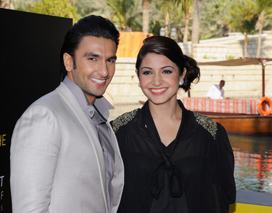 ‘ব্যান্ড বাজা বারাত’ ছবির সময়ে দু’জনের মধ্যে ঘনিষ্ঠতার সম্পর্ক তৈরি হয়েছিল। খুব বেশি দিন যদিও সেই সম্পর্ক স্থায়ী হয়নি। সম্পর্ক ভেঙে যাওয়ার পরেও তাঁরা এক সঙ্গে ‘দিল ধড়কনে দো’ নামের একটি ছবি করেছেন। রয়েছে বন্ধুত্বও। বিরাটের সঙ্গে অনুষ্কা আর দীপিকার সঙ্গে রণবীর তো দিব্যি আছেন।