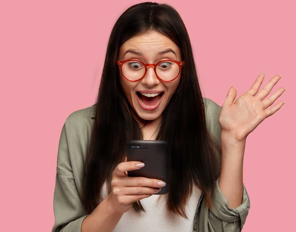 উফ! এত ক্ষণে এল! মোবাইলে বেতন ঢোকার টেক্সট এলেই বেশির ভাগ মানুষেরই প্রথম প্রতিক্রিয়া হয় এমন। সকলেই যেন হাঁফ ছেড়ে বাঁচেন। একটা বড় চিন্তার মুক্তি ঘটে এই মেসেজের মাধ্যমেই। যাঁরা দিন আনি দিন খাই মানুষ, তাঁদের কাছেও বেতন হাতে পাওয়ার মতো ভরসা আর কিছুতে নেই। ছবি: শাটারস্টক।